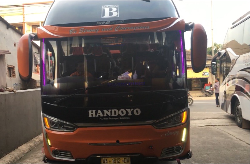 Bus Handoyo di pool dan agen penjualan tiket di Bekasi, Kamis (8/4/2021). Foto: BeritaTrans.com.