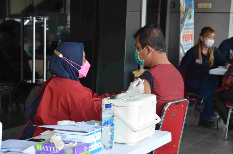 Seluruh personil Polres Metro Bekasi Kota di vaksinasi Covid-19 tahap dua, Kamis (8/4/2021). Foto: Polres Metro Bekasi.
