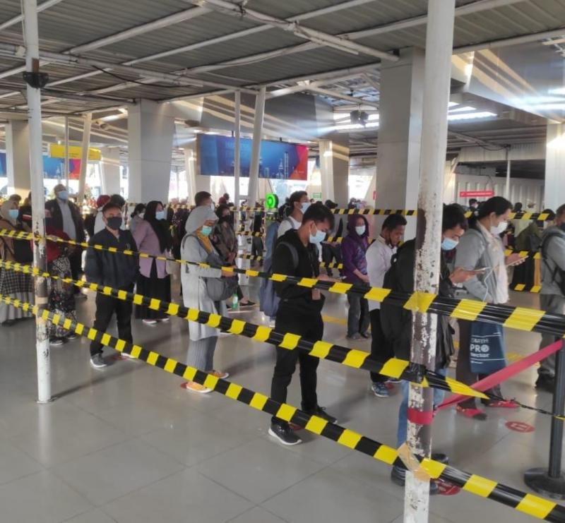 Antrean pengguna KRL di Stasiun Bogor pada Kamis (8/4/2021) pagi. (Foto: Twitter @Commuterline)