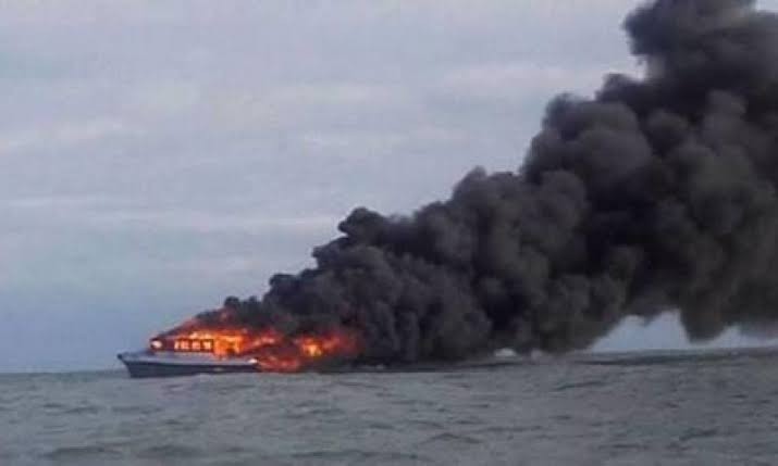 Ilustrasi kapal terbakar di laut.