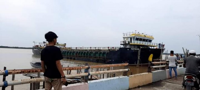Kapal tanker berukuran besar menabrak dermaga yang ada di Parit 5, Kelurahan Kampung Laut, Kecamatan Kuala Jambi, Kabupaten Tanjab Timur, Kamis (8/4/2021). Foto: Jambi-independent.com.