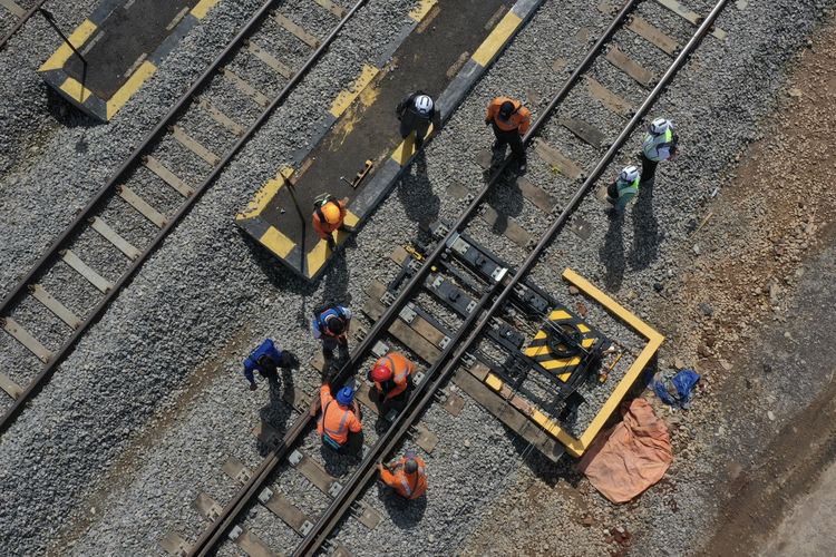 60 batang rel kereta cepat asal China dikirimkan ke Depo Kereta Cepat Tegalluar, masuk tahap pengelasan. Foto: Kompas.com.