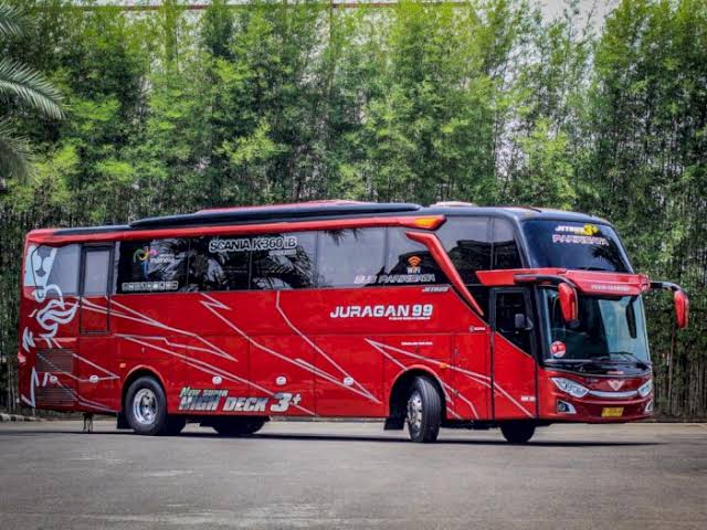 Bus pariwisata Juragan 99 yang ukuran besar bersasis premium Scania.