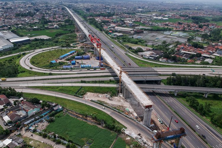 Foto udara konstruksi untuk jalur kereta cepat Jakarta-Bandung di samping Jalan Tol Purbaleunyi di Pasir Koja, Bandung Jawa Barat. Foto: Kompas.com