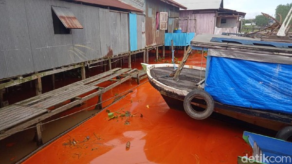 Air Sungai Mahakam berubah warna menjadi orange akibat kapal muat minyak sawit tenggelam (foto:detikcom).
