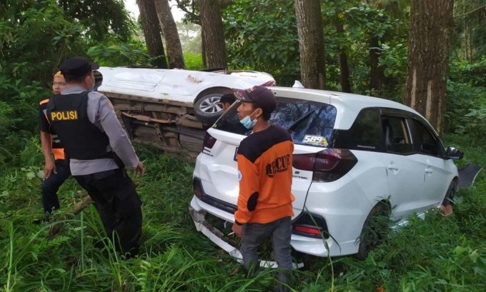 Mobil Avanza dan Mobilio yang terjun ke jurang di Jalur Cangar, Mojokerto. Foto: jatimnow.com.