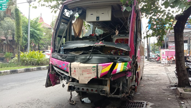 Peristiwa kecelakaan melibatkan 2 kendaraan besar hingga ringsek di Jalan Ki Ageng Gribig Kota Malang, pada Sabtu (10/4/2021). Foto: Kumparan.com