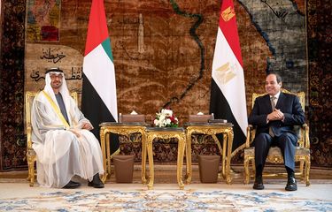 Presiden Mesir Abdel Fattah El Sisi bersama Putra Mahkota Abu Dhabi UEA, Mohammen bin Zayed, Rabu (16/12/2020) di Kairo, Mesir.(Twitter @MohamedBinZayed)