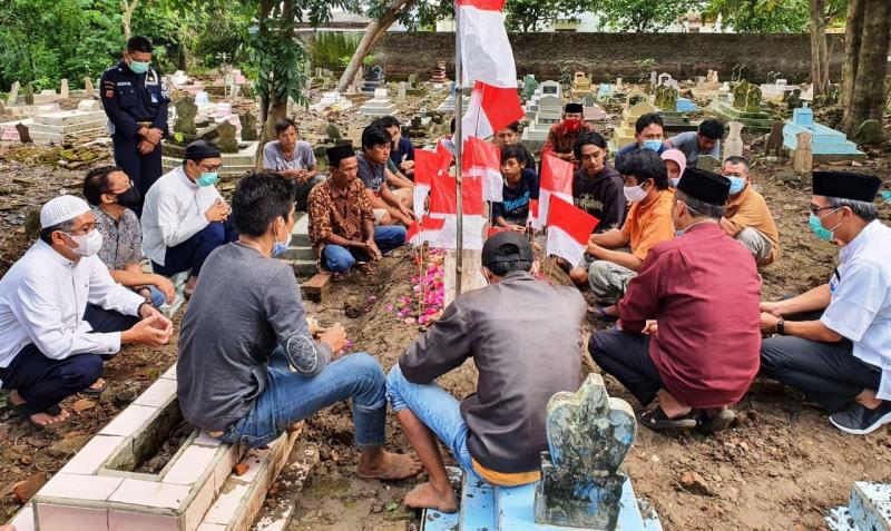 Keluarga dan kerabat berdoa di makam IA,  salah seorang korban meninggal dunia akibat ledakan tangki kilang Balongan  yang dimakamkan Sabtu (10/4/2021) di TPU Desa Juntikedokan. (Humas)