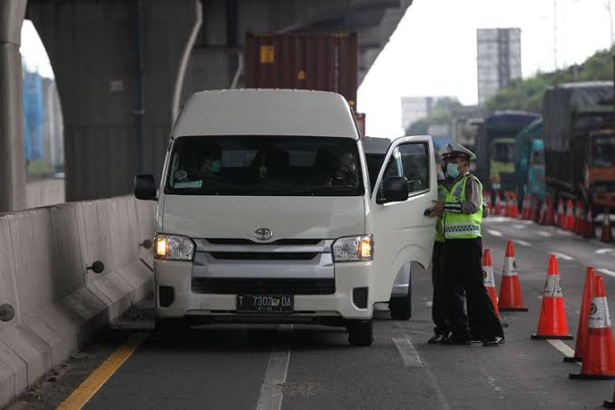 Petugas melakukan pemeriksaan di check point penyekatan pertama di ruas tol Jakarta - Cikampek Km 31, Kabupaten Bekasi, Jawa Barat, Jumat (24/4/2020).(foto:kompas) 