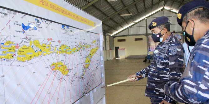 Komandan Lantamal VII Kupang Laksma IG Kompiang Aribawa memantau peta bencana alam NTT.