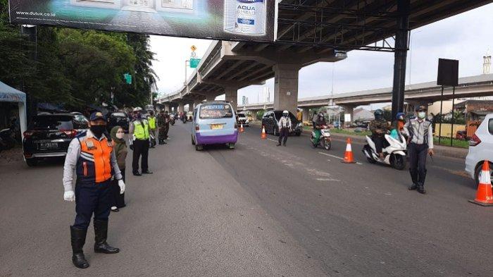 Pemudik melewati Kota bekasi.