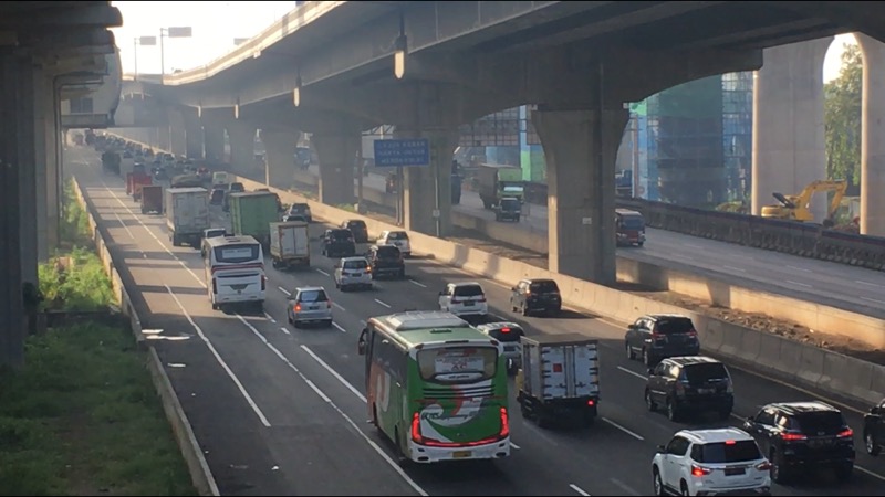 Tol Cikampek arah Jakarta dan Cikarang, Senin (12/4/2021) pagi. Foto: BeritaTrans.com.