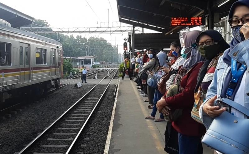 Pengguna KRL menanti rangkain di peron 3 Stasiun Bekasi pada Senin (12/4/2021).