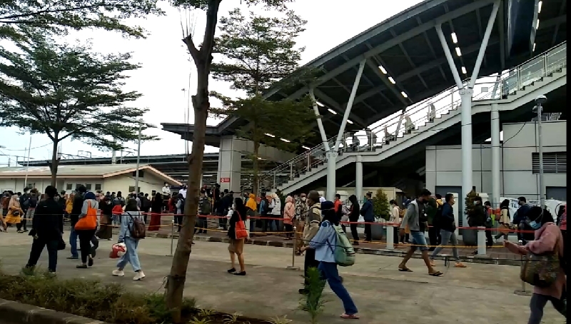 Calon penumpang di Stasiun Cikarang (foto:BeritaTrans.com/ahmad) 