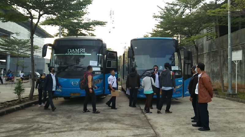 Penumpang Bus gratis BPTJ di Stasiun Cikarang (foto:BeritaTrans.com/ahmad) 