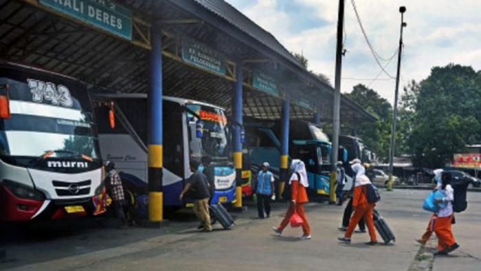 Sejumlah calon penumpang berjalan menuju bis antar kota antar provinsi (AKAP) di Terminal Bis Pakupatan, Serang, Banten, Sabtu (27/3/2021). (FOTO:ANTARA)
