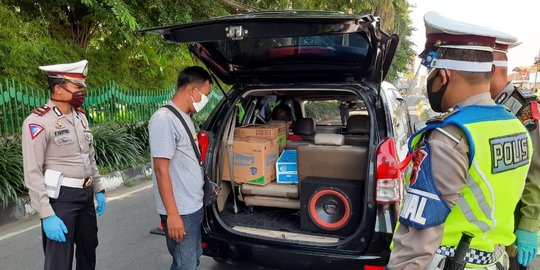 Petugas kepolisian melakukan pengecekan terhadap kendaraan mudik.