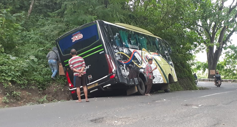 Sebuah bus terperosok di Kampung Cikawini, Desa Pasir Suren, Kecamatan Palabuhanratu, Kabupaten Sukabumi, Minggu, 11 April 2021 sekira pukul 13.00 WIB. Foto: Sukabumiupdate.com