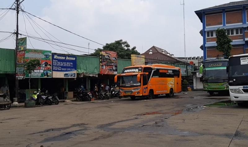 Barisan loket agen bus AKAP di Terminal Bekasi. 