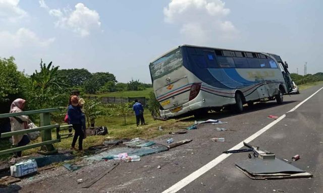 Satu unit bus dari perusahaan otobus (PO) AKAS mengalami kecelakaan tunggal. Foto: Jatimnow.com.