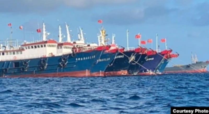 Kapal China, yang diyakini diawaki oleh personel milisi maritim China, terlihat di Whitsun Reef, Laut China Selatan pada 27 Maret 2021. (Foto: Philippine Coast Guard/National Task Force-West Philippine Sea via REUTERS)