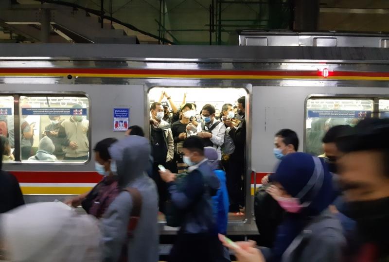 Suasana KRL pada sore hari di Jabodetabek.