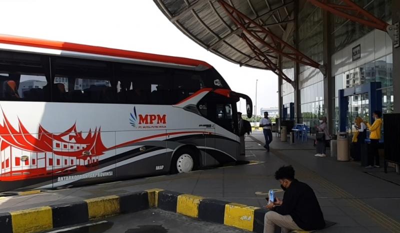 Keberangkatan bus arah Sumatera di Terminal Pulo Gebang, Jakarta Timur, Rabu (14/4/2021).