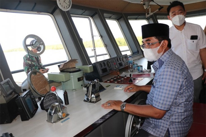 Bupati Tanjabbar H Anwar Sadat saat menjajal ruang kemudi KMP Surya 777 saat uji sandar di Pelabuhan RORO Kualatungkal . Tambahan satu kapal jenis RORO tersebut menambah armada kapal penyeberangan dari pelabuhan itu menjadi tiga unit. (foto:ANTARA/HO/Diskominfo Tanjabbar)