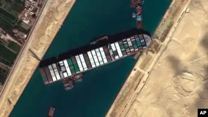 Foto udara saat kapal kargo raksasa 