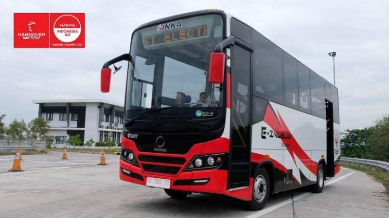 INKA memamerkan hasil karya yaitu Bus Listrik E-Inobus, sebuah kendaraan pengangkut penumpang yang tampil futuristik dan elegaN. Foto: Wartakotalive.com.