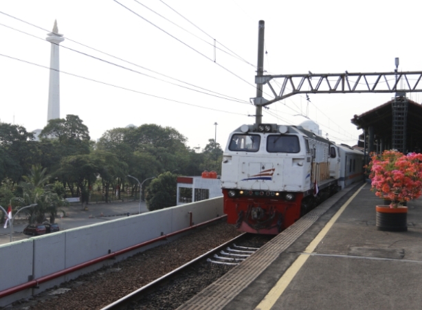 Rangkaian kereta api jarak jauh melintas di jalur Daop 1 Jakarta.