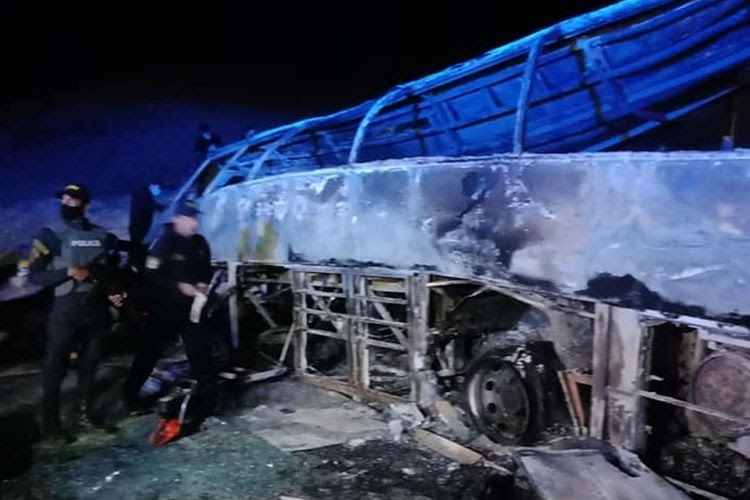Tim penyelamat berada di depan bangkai bus di Provinsi Assiut, Mesir. Sebanyak 20 orang tewas saat bus terbalik dan terbakar karena berusaha menyalip truk.(FACEBOOK/ASSIUT GOVERNORATE via Sky News)