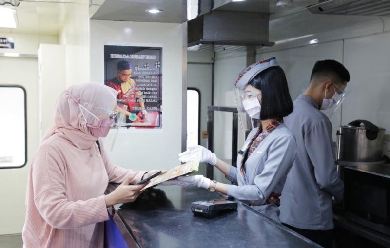 Kereta makan merupakan layanan KAI bagi penumpang Kereta Api Jarak Jauh. (Foto:Humas KAI)