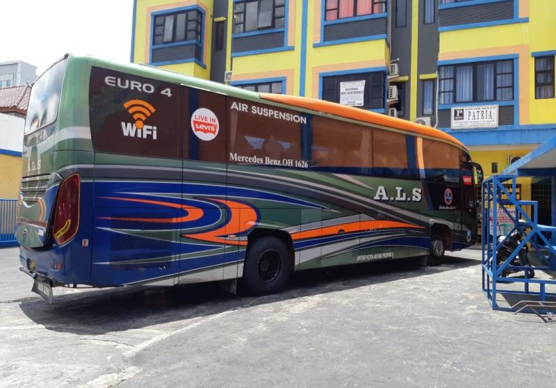 Bus PO ALS yang sedang menaikkan penumpang di kantor ALS Bekasi, Jawa Barat.