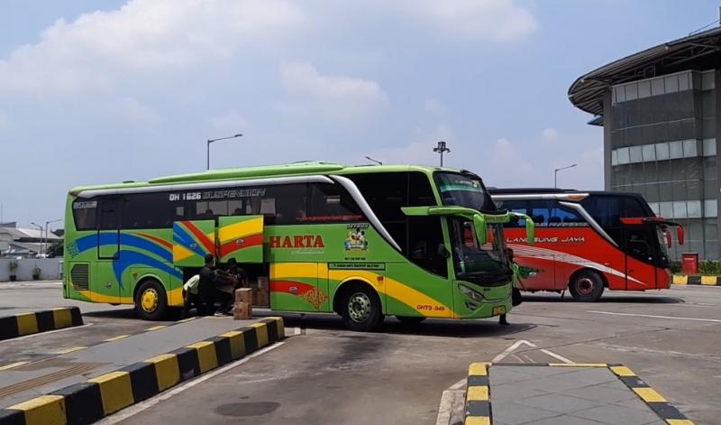 Bus AKAP di Terminal Pulo Gebang, Jakarta Timur, Rabu (14/4/2021).
