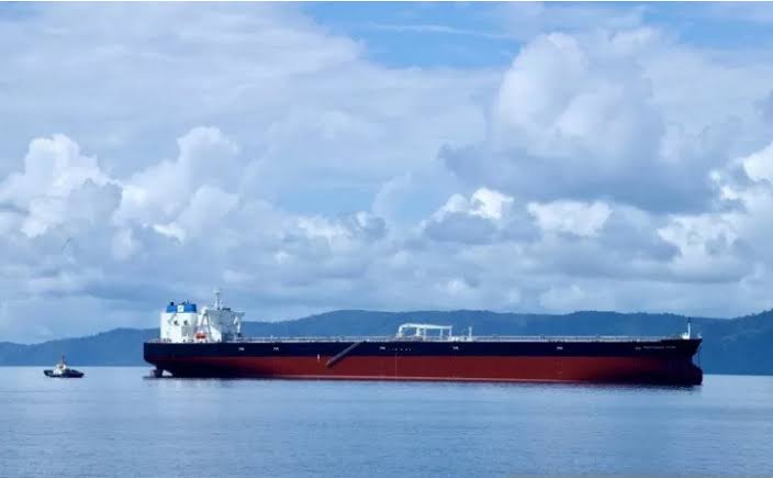 Kapal tanker raksasa Pertamina Pride berkapasitas dua juta barel bersandar di Teluk Semangka Kota Agung, Kabupaten Tanggamus, Lampung. Foto: Antaranews.po