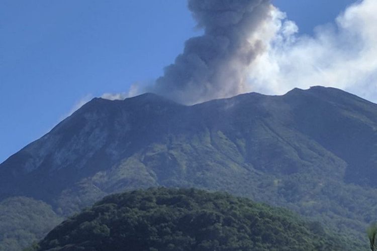 Erupsi Gunung Ili Lewotolok di Lembata siang tadi. Foto: Antaranews.com.