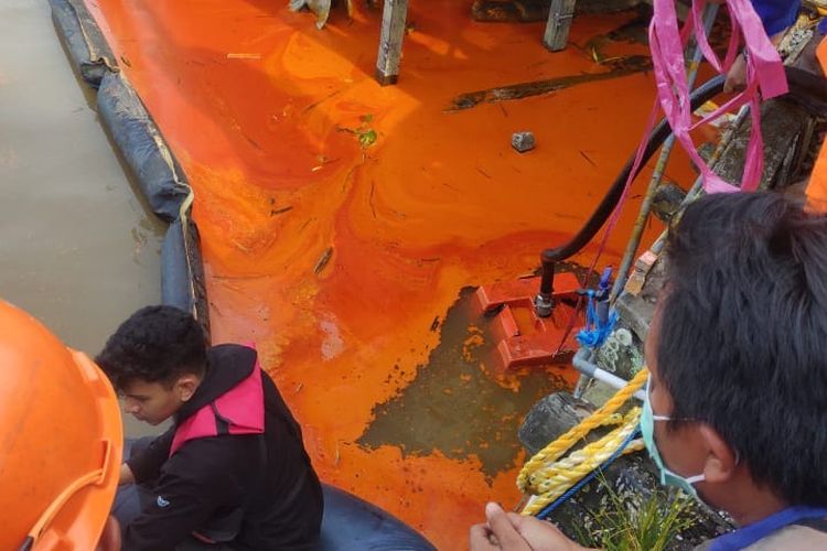 Warna air Sungai Mahakam berubah jadi warna oranye pascakejadian tumpahan minyak sawit di Simpang Pasir, Palaran, Samarinda, Kaltim, Sabtu (10/4/2021). Foto: Kompas.com