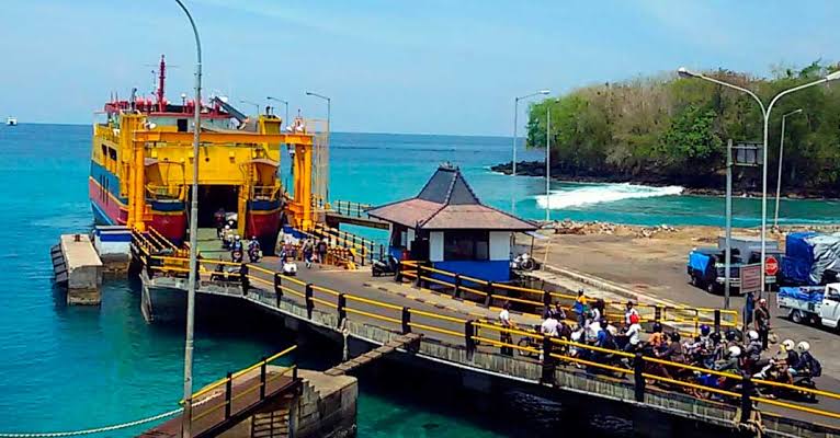 Pelabuhan Padang Bai.