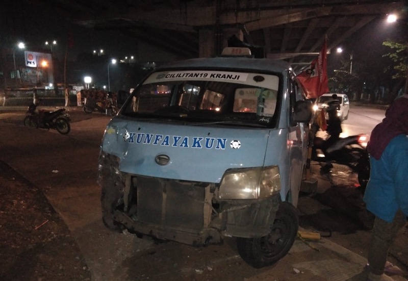 Angkot jurusan Cililitan-Kranji ringsek setelah senggol pejalan kaki dan hantam trotoar dekat Gerbang Tol Becakayu, Rabu (14/4/2021). Foto: Polres Metro Bekasi