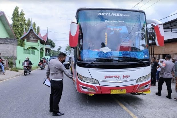 Sopir bus Gumarang Jaya, RM (38) yang menabrak tiga pelajar hingga tewas di Kabupaten Tanah Datar, Sumatera Barat ditetapkan sebagai tersangka. Foto/Okezone/Rus Akbar