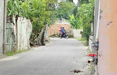 Warga terpaksa memutar karena tembok melintang di jalan salah satu kelurahan di Pekanbaru.