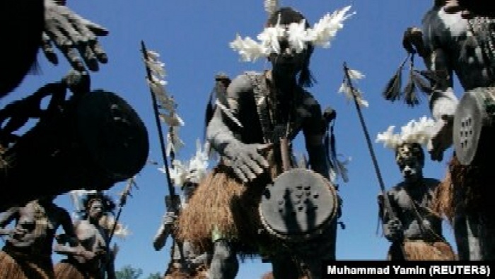 Suku Asmat menari saat festival budaya di distrik suku Agat, di Papua, 13 Oktober 2009. (Foto: REUTERS/Muhammad Yamin)