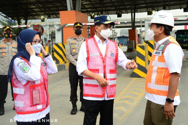 Menhub Budi Karya Sumadi didampingi Kepala BPTJ Polana B Pramesti di Pelabuhan Tanjung Priok, Jakarta