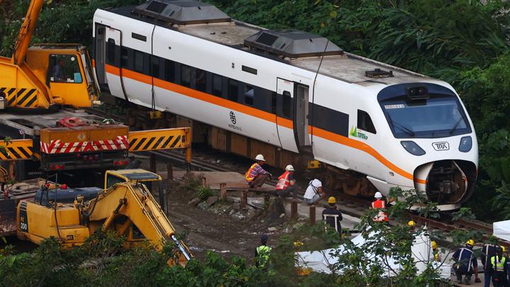 Tim penyelamat bekerja di kecelakaan kereta ekspres yang tergelincir di terowongan di utara Hualien, Taiwan, 3 April 2021. Foto: Tempo.co.