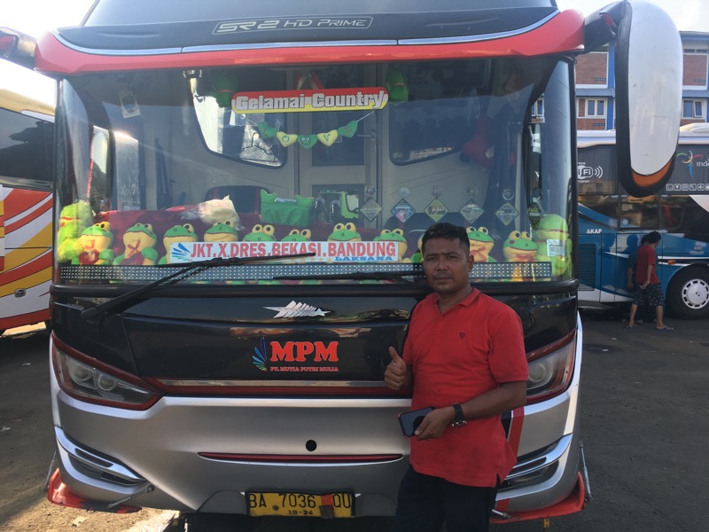 Alex, pengemudi bus MPM saat di Terminal Kota Bekasi. Foto: BeritaTrans.com.