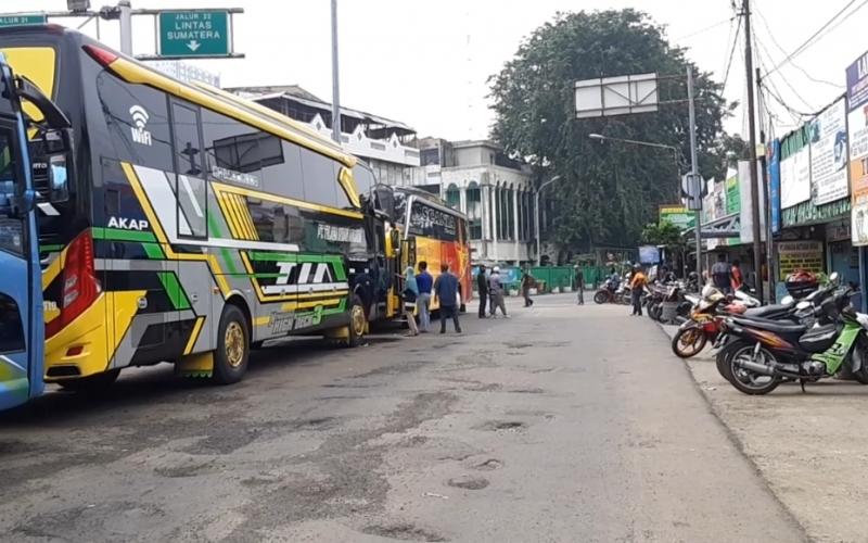 Jalur keberangkatan bus akap tujuan Sumatera di Terminal Bekasi, Jawa Barat, Sabtu (17/4/2021).