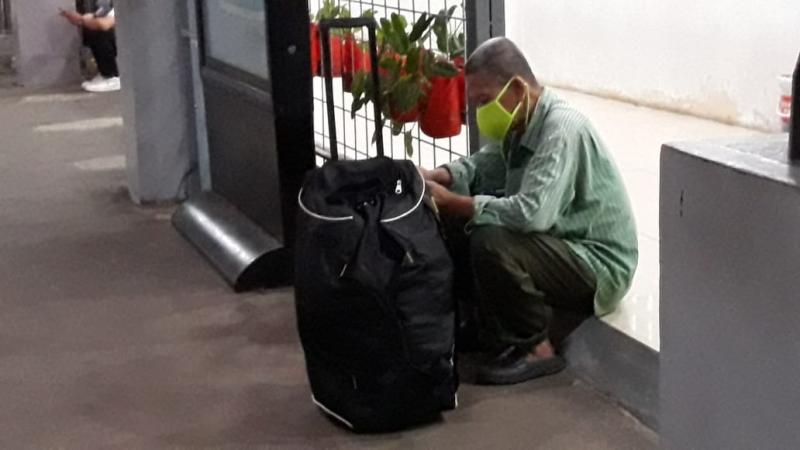 Jono hendak mudik ke Yogyakarta dengan vara mengecer daei Banten melalui Stasiun Jurangmangu, Sabtu Malam, 17 April April 2031. Foto: BeritaTrans.com dan Aksi.id