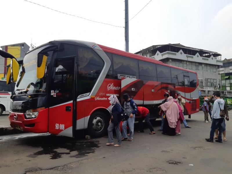 Penumpang naik ke bus PO Sinar Dempo yang siap diberangkatkan dari Terminal Bekasi pada Sabtu (17/4/2021). 